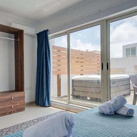 St Julian's Skyline Penthouse With Jacuzzi アパート *